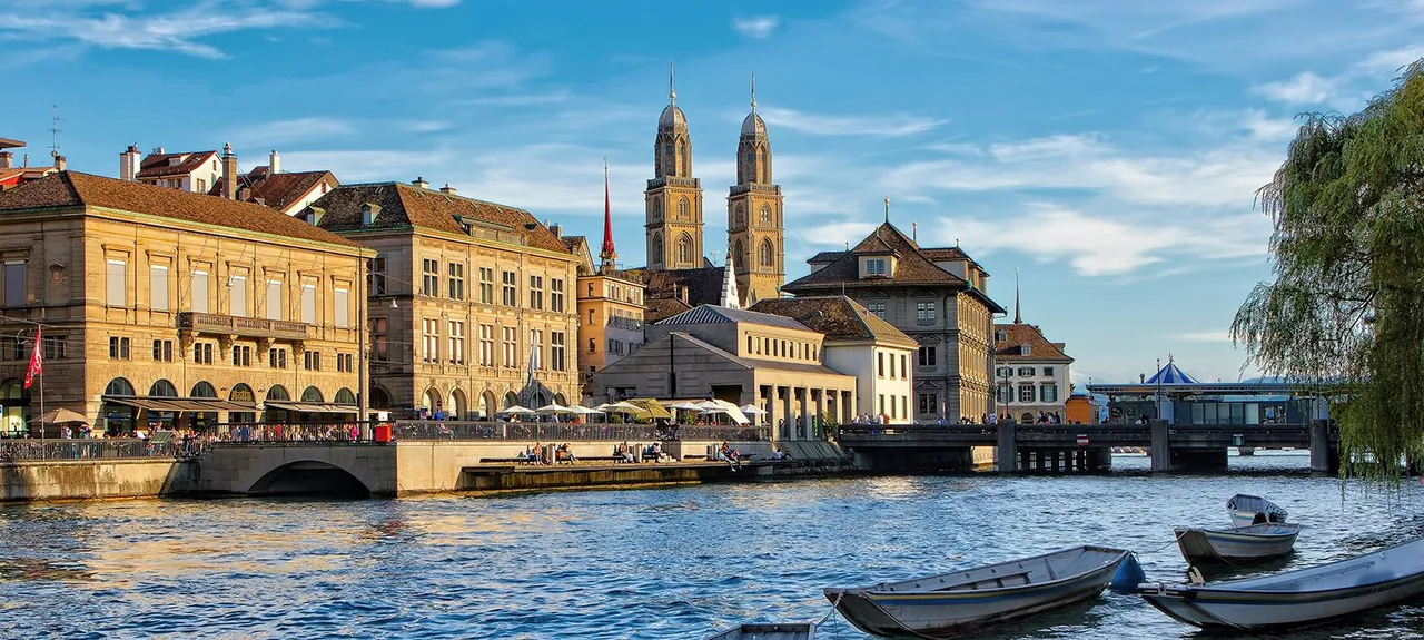 Zürcher Altstadt an der Limmat mit Grossmünster und Wasserkirche im Abendlicht